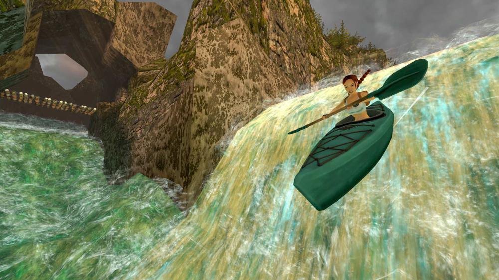 Frau fährt mit dem Kajak einen Wasserfall hinunter. Grünes Kajak, Wasser spritzt.