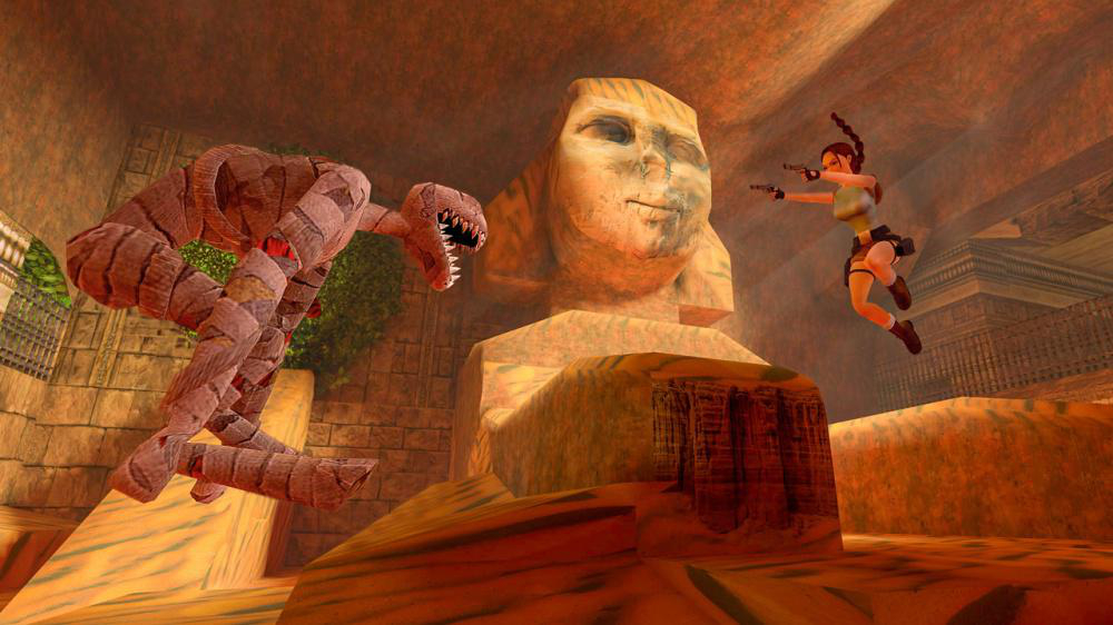 Lara Croft schießt auf eine Mumie in einem alten Tempel mit einer Sphinx-Statue.