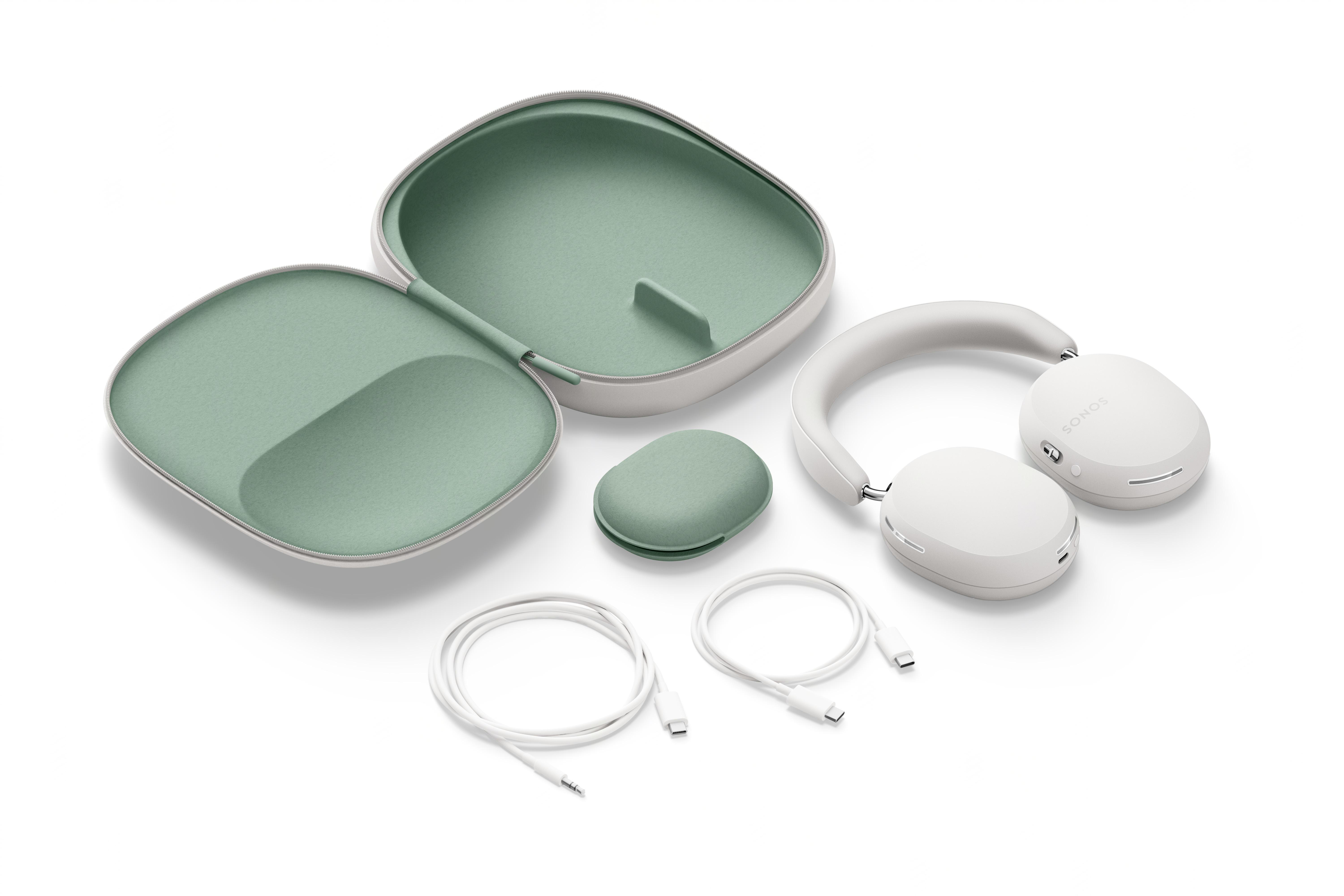 Ein weißes Sonos-Kopfhörer-Set mit Hülle, Ladekabeln und Reisetasche auf weißem Untergrund.