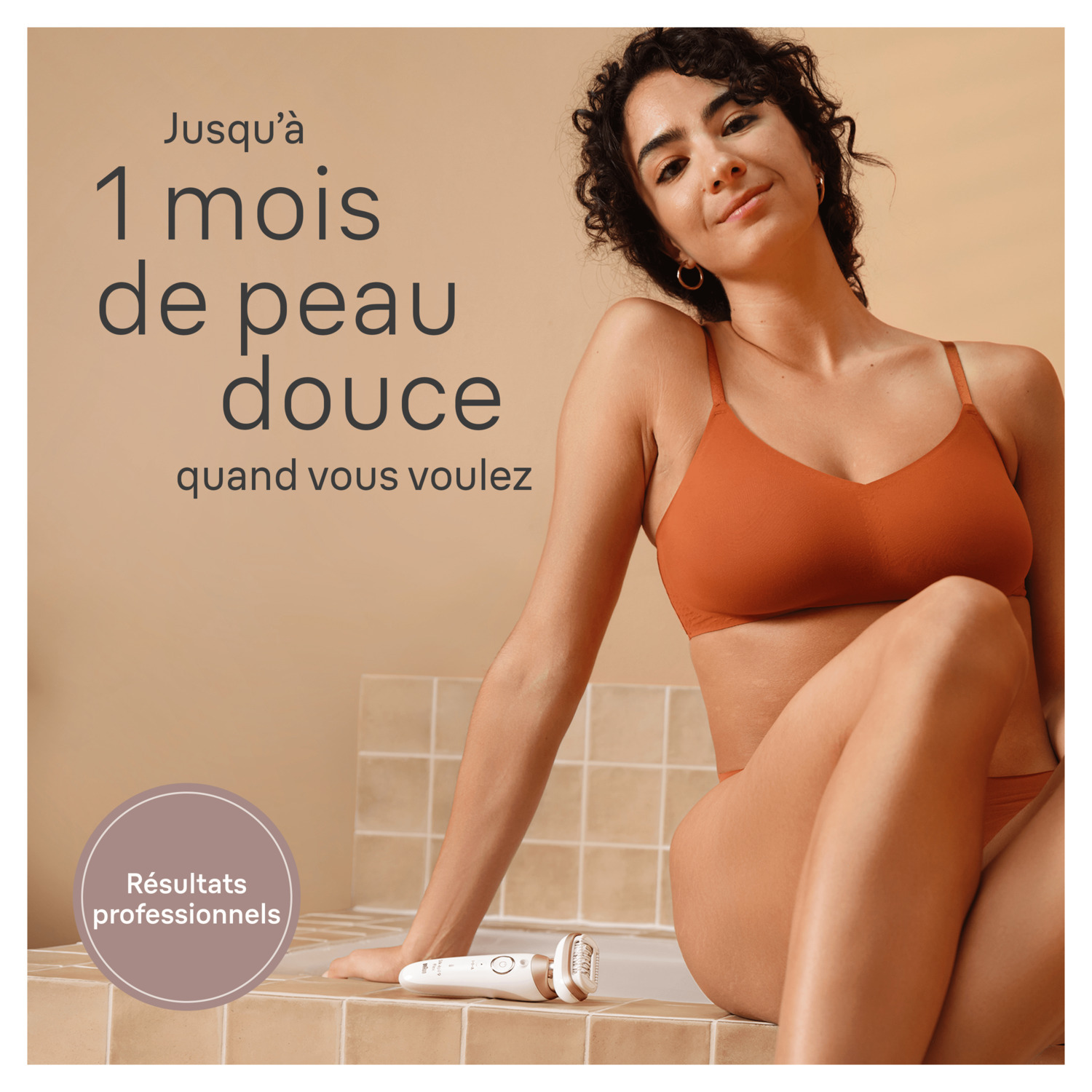 Femme en lingerie avec un rasoir, texte promotionnel en français, dans une salle de bain.