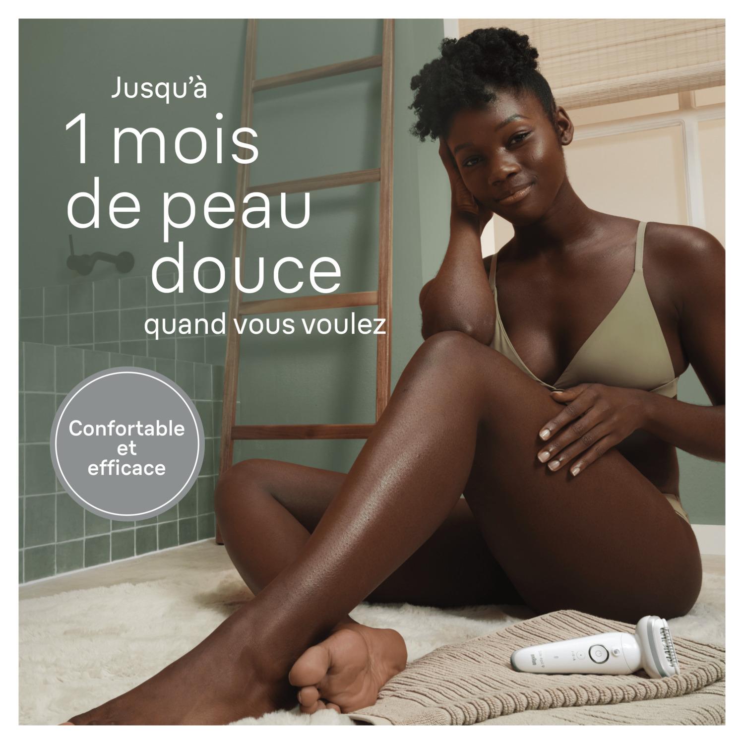 Une femme est assise dans une salle de bain. Elle tient sa jambe. Texte à gauche : '1 mois de peau douce'.