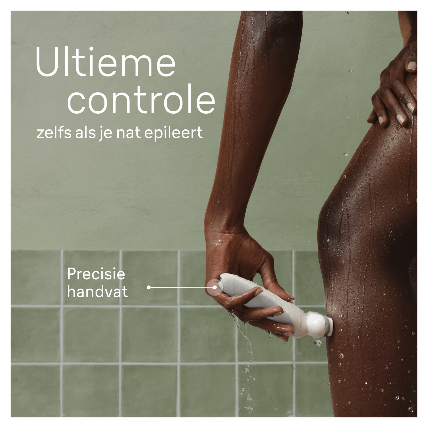 Vrouw gebruikt ontharingsapparaat op haar been onder de douche. Water is zichtbaar.