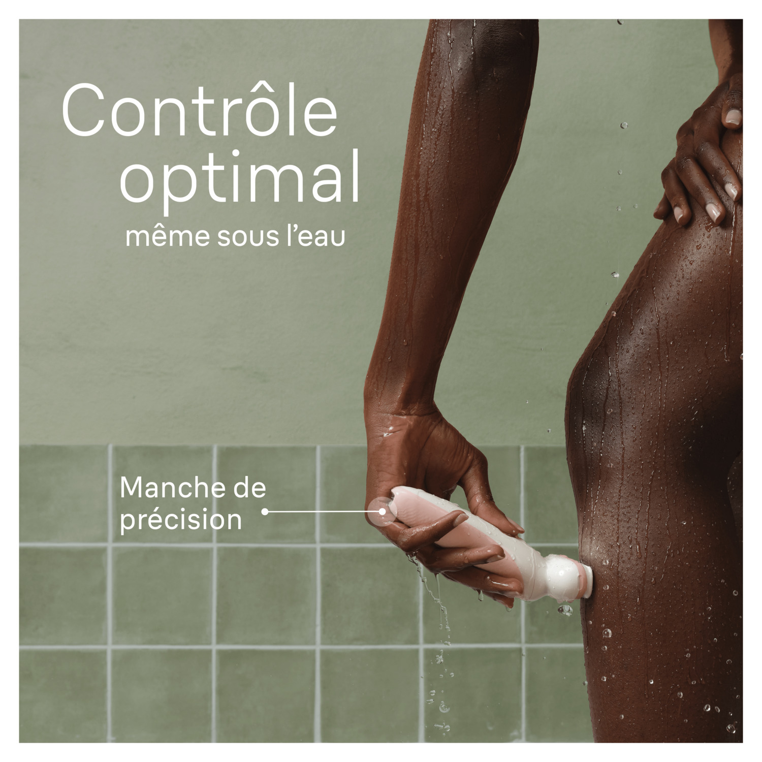Femme utilisant un épilateur blanc sur sa jambe. Le texte dit 'contrôle optimal même sous l'eau'.