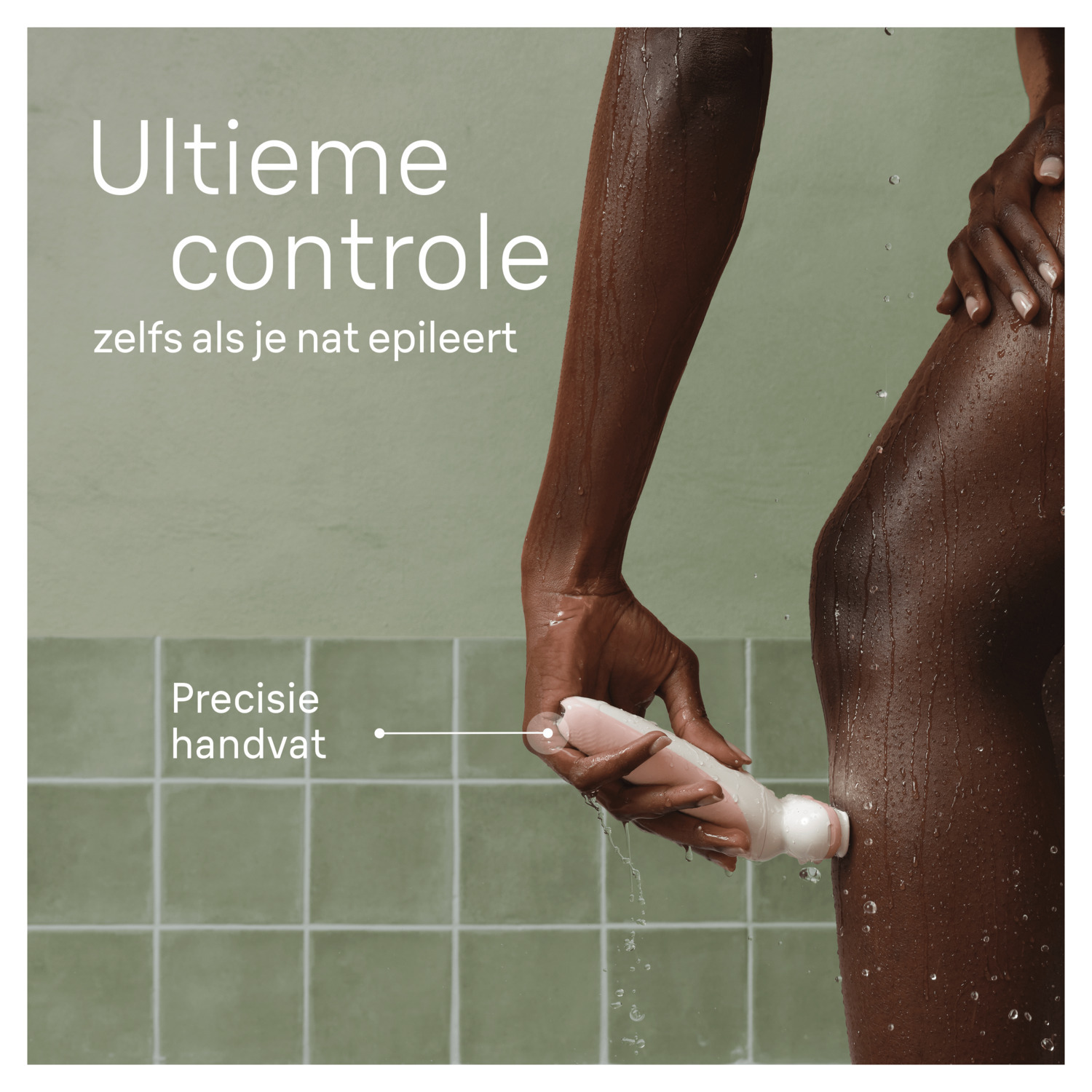 Een persoon die een epilator op zijn been gebruikt. Water spettert. De achtergrond is een groene tegelmuur.