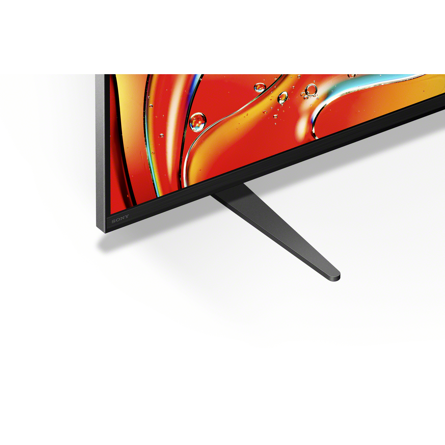 TV-hoek met standaard. Zwart scherm, zwart frame. Witte achtergrond.