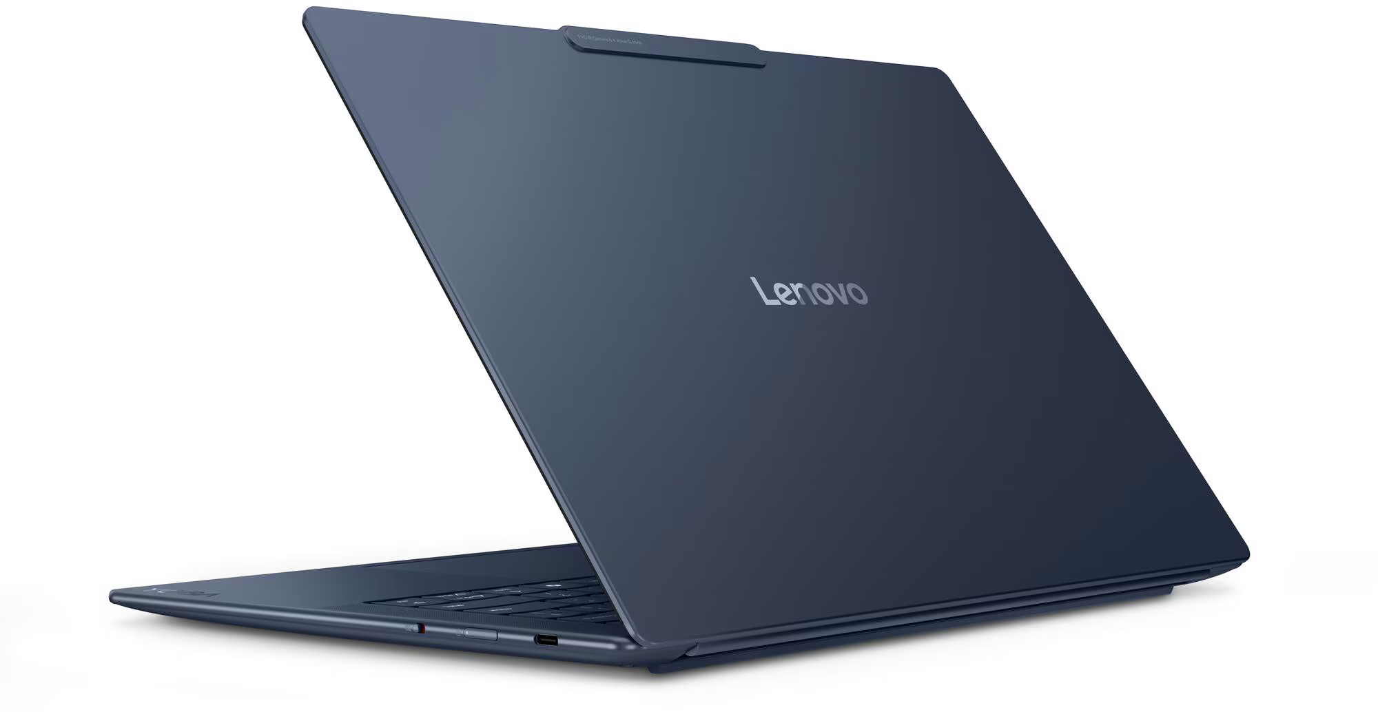 Ein blauer Laptop ist leicht geöffnet und zeigt das Lenovo-Logo. Die Rückseite des Laptops ist sichtbar.