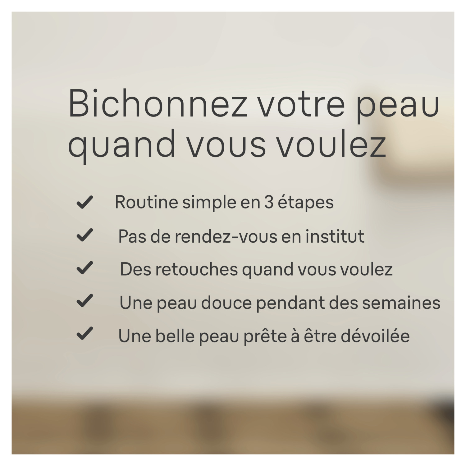 Texte sur une routine de soins de la peau avec des coches et des étapes sur un fond flou.