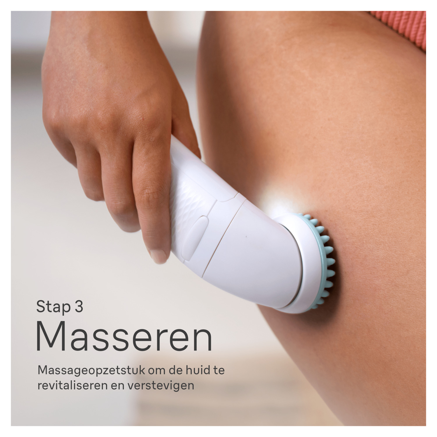 Een vrouw gebruikt een huidmassager op haar dij. Tekst: 'Massage'.