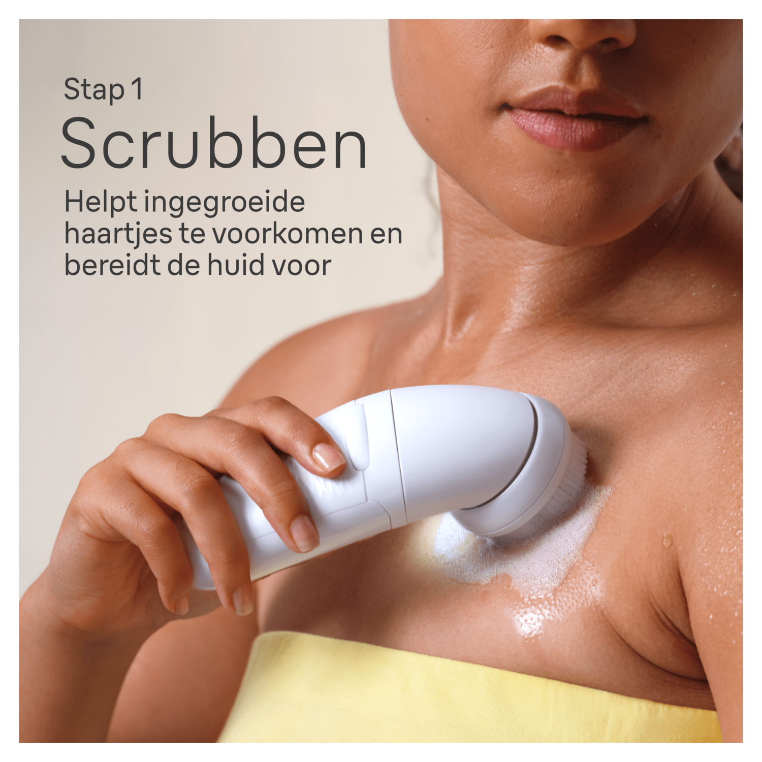Een vrouw die een witte scrubborstel op haar borst gebruikt, met Nederlandse tekst.