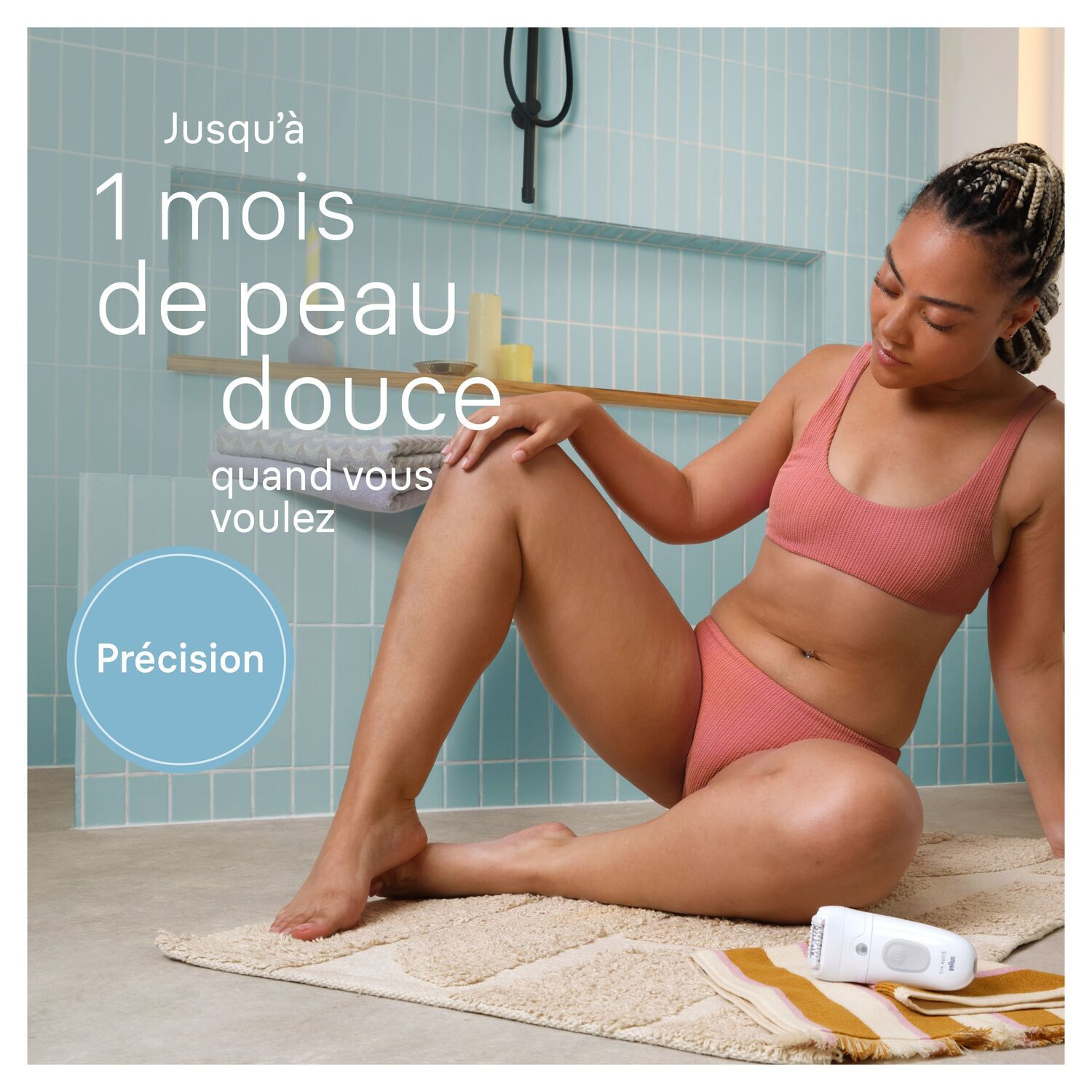 Femme dans la salle de bain, rasant ses jambes avec une épilateur. Épilateur blanc sur tapis beige, carreaux bleus.