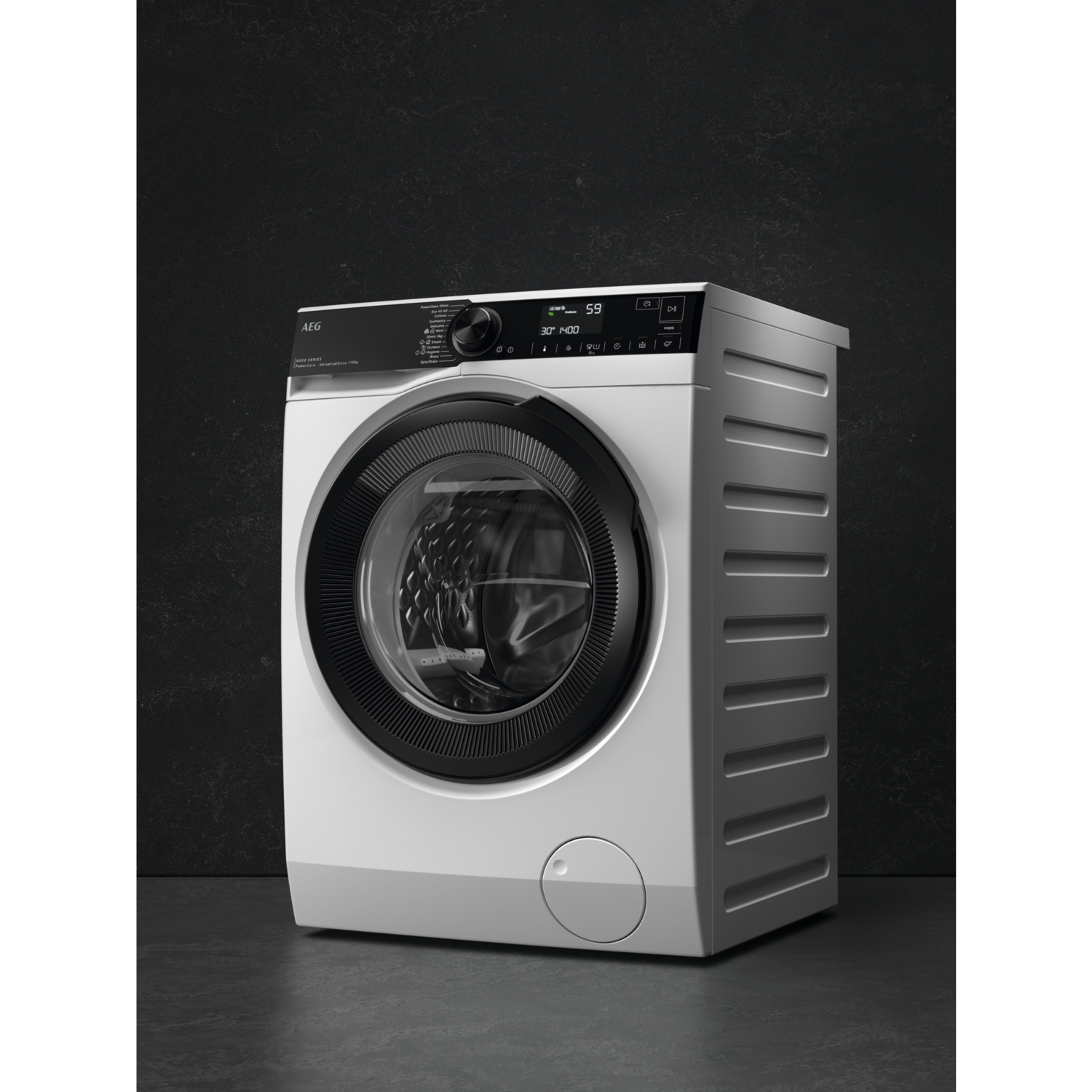 Een witte wasmachine met een zwarte deur en bedieningspaneel op een donkere achtergrond.
