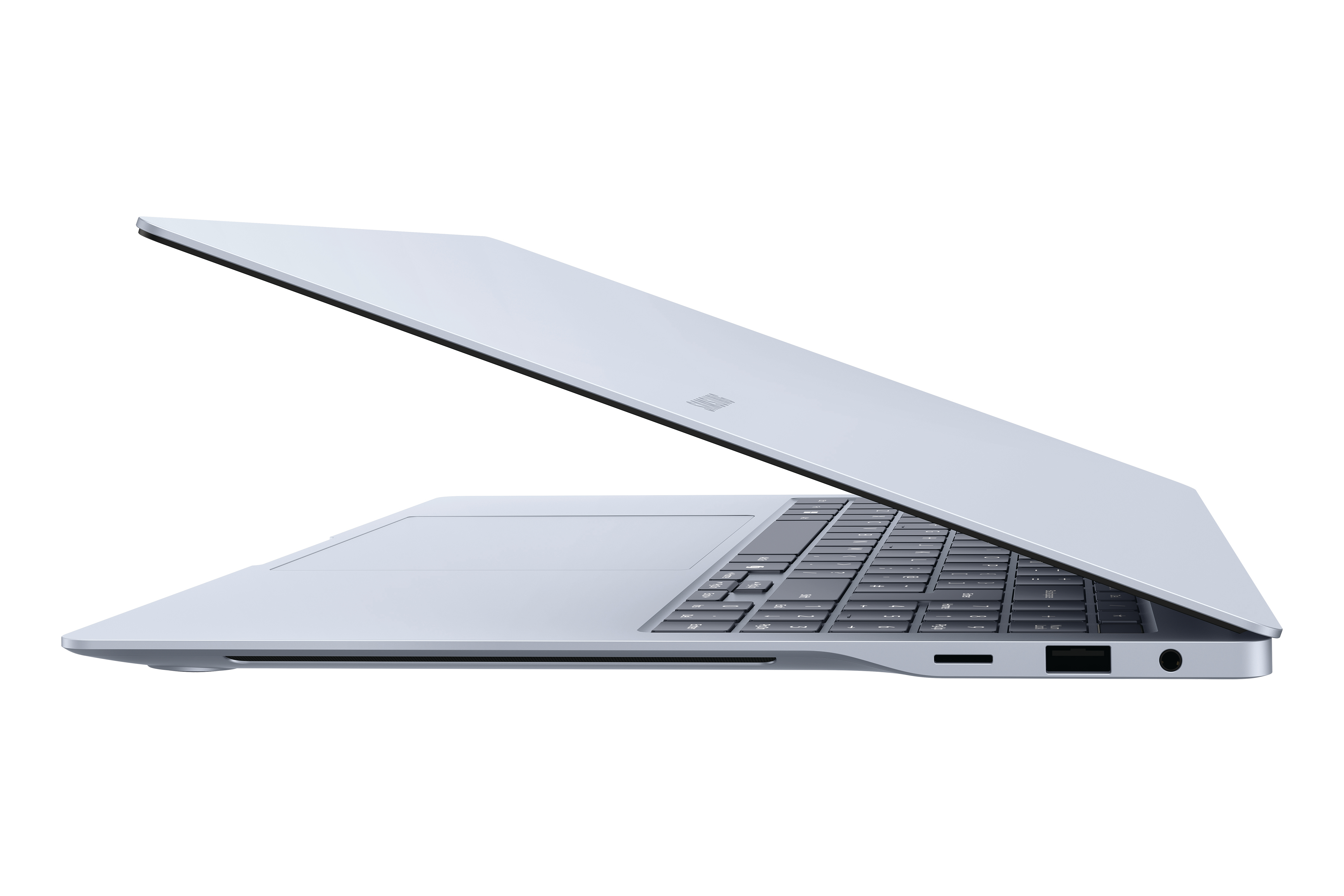 Ein hellblauer Laptop, geöffnet, mit Tastatur und Bildschirm. Das Apple-Logo ist sichtbar.