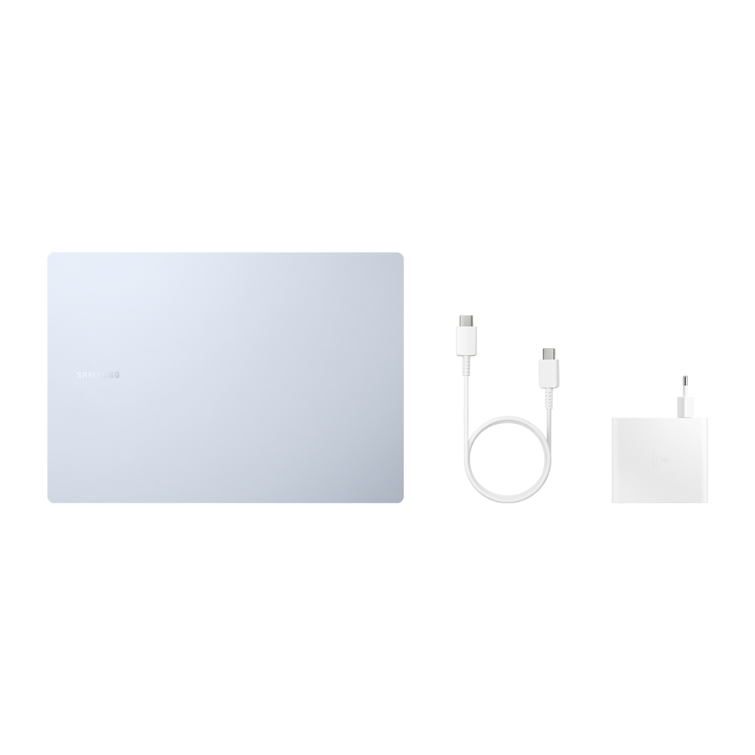 Laptop, kabel en oplader op witte achtergrond.