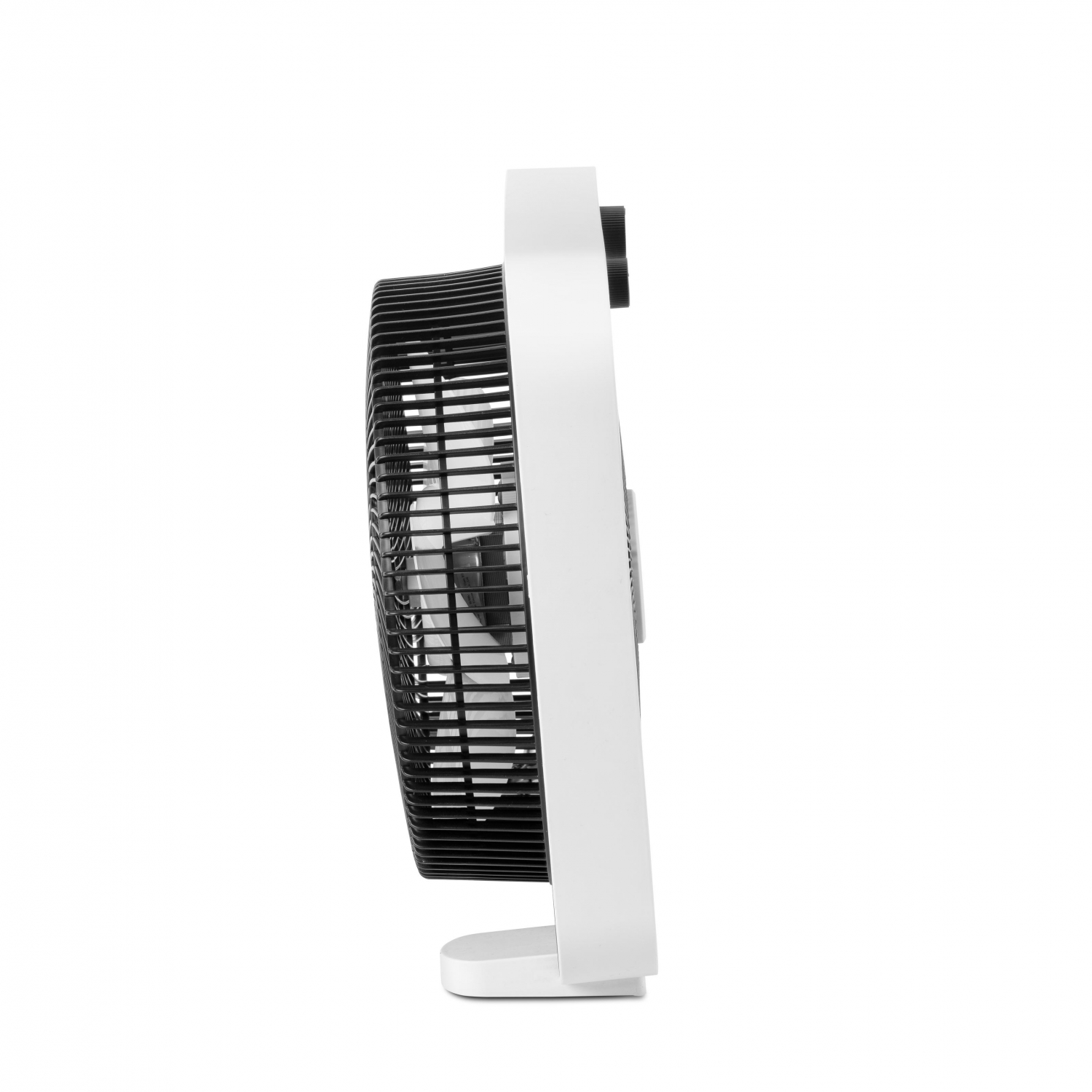 Ventilador eléctrico blanco, vista de perfil, con rejilla negra y controles.