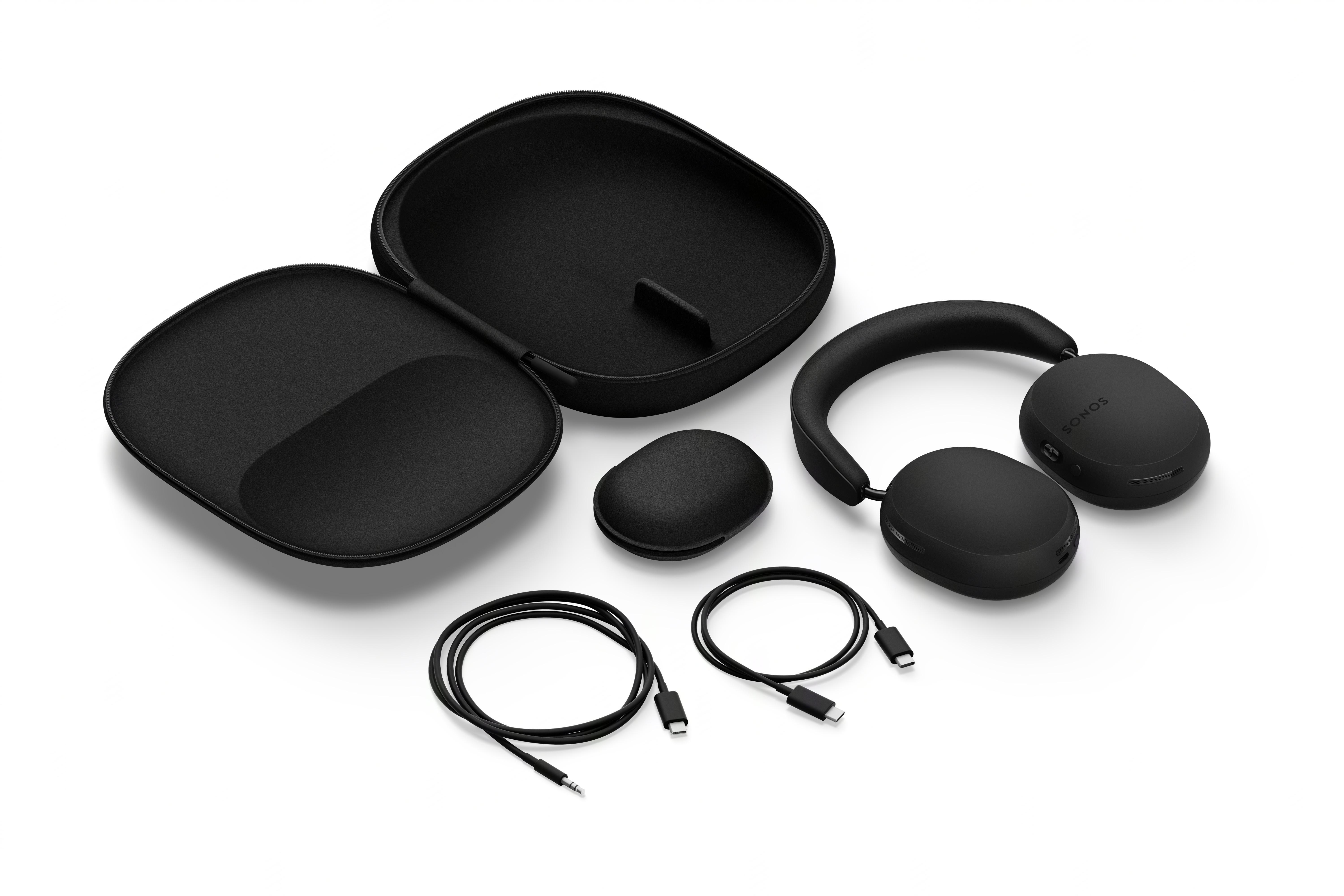 Schwarze Sonos-Kopfhörer und Zubehör, einschließlich Hülle, Ohrhörer und Ladekabel, auf weißem Hintergrund.