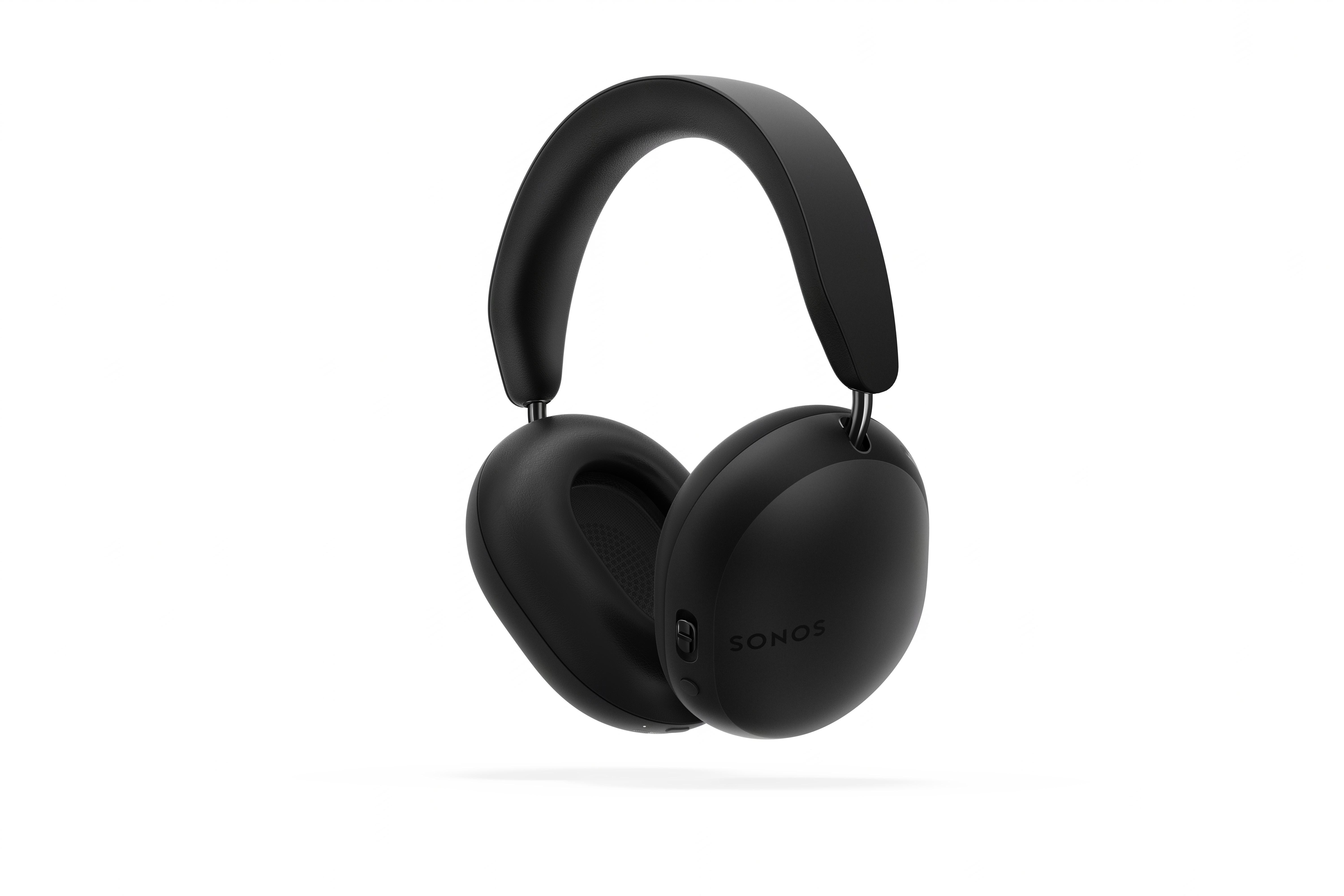 Schwarze Sonos-Kopfhörer, schwebend vor weißem Hintergrund, mit Sonos-Logo.
