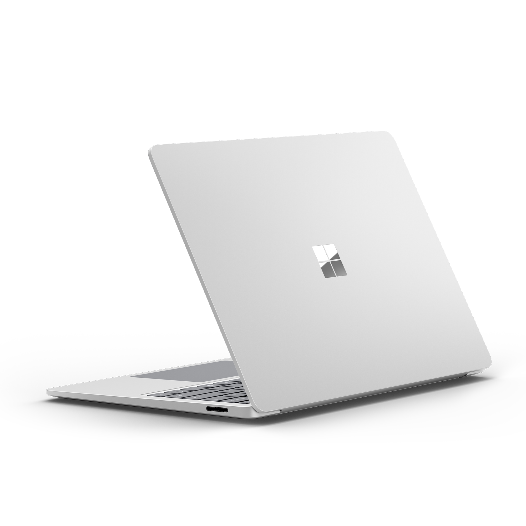 Silberner Laptop in einem Winkel, geöffnet. Rückseite hat ein Logo. Schwarzer Hintergrund.