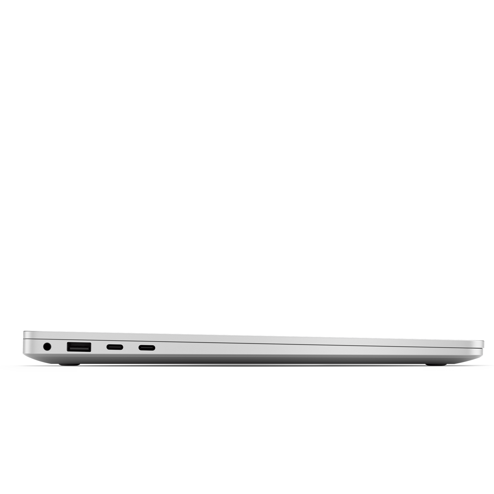 Seitenansicht eines silbernen Laptops mit sichtbaren Anschlüssen vor schwarzem Hintergrund.