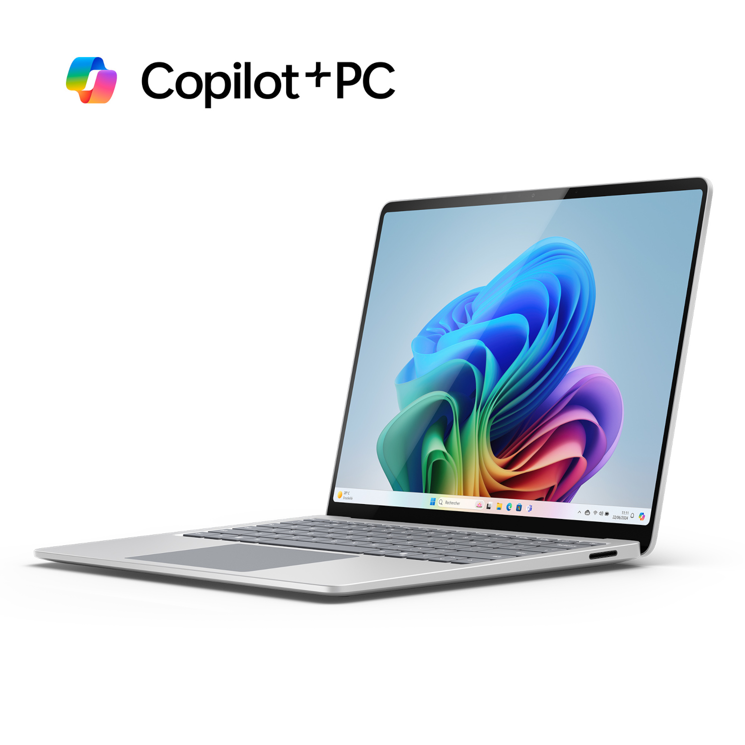 Ordinateur portable argenté avec écran coloré, le texte 'Copilot+PC' apparaît au-dessus.