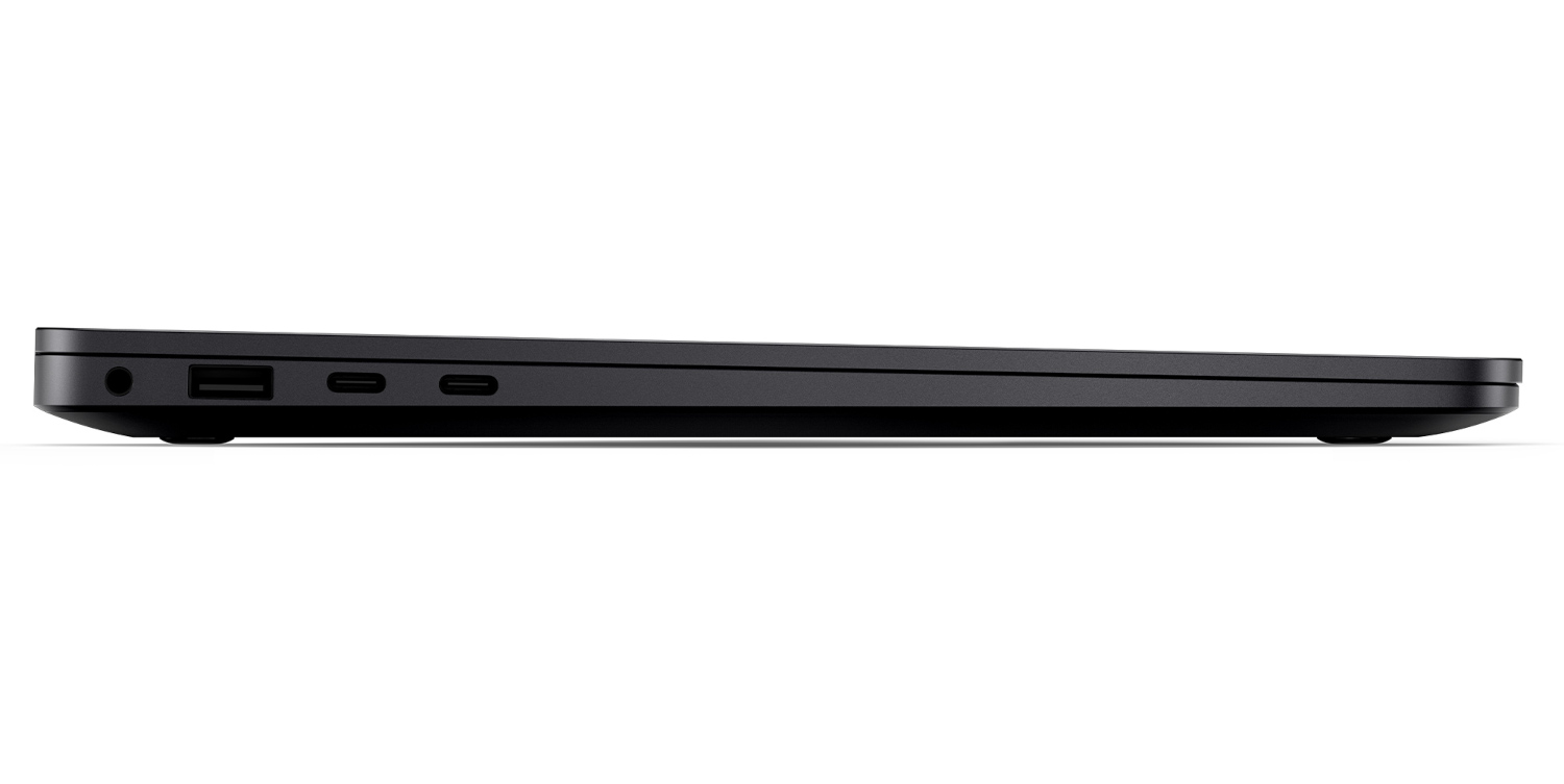 Zijaanzicht van een zwarte laptop met zichtbare poorten op een witte achtergrond.