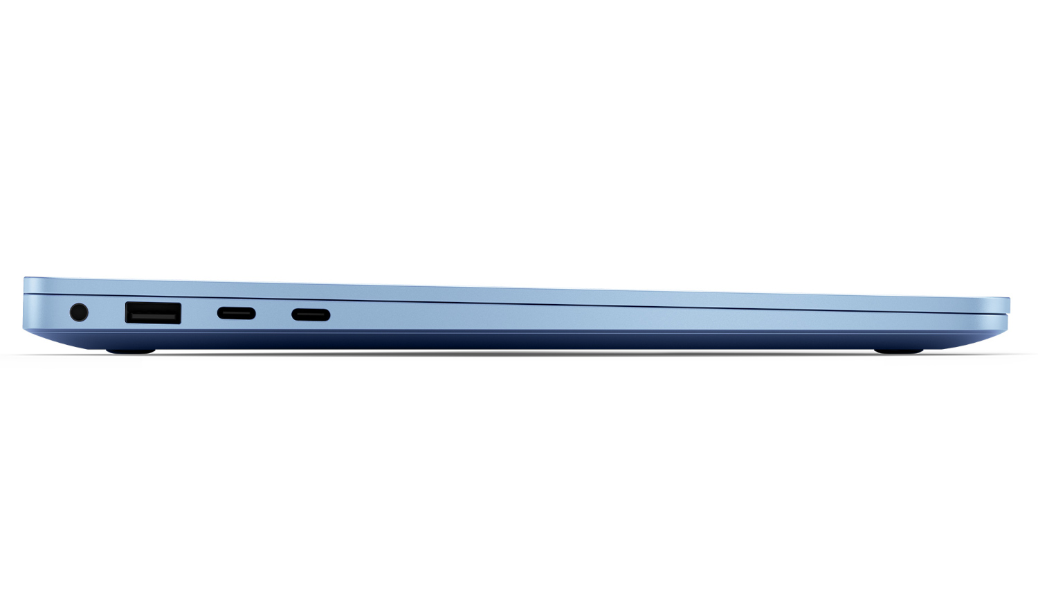 Zijaanzicht van een blauwe laptop, met poorten en het zijprofiel, op een witte achtergrond.