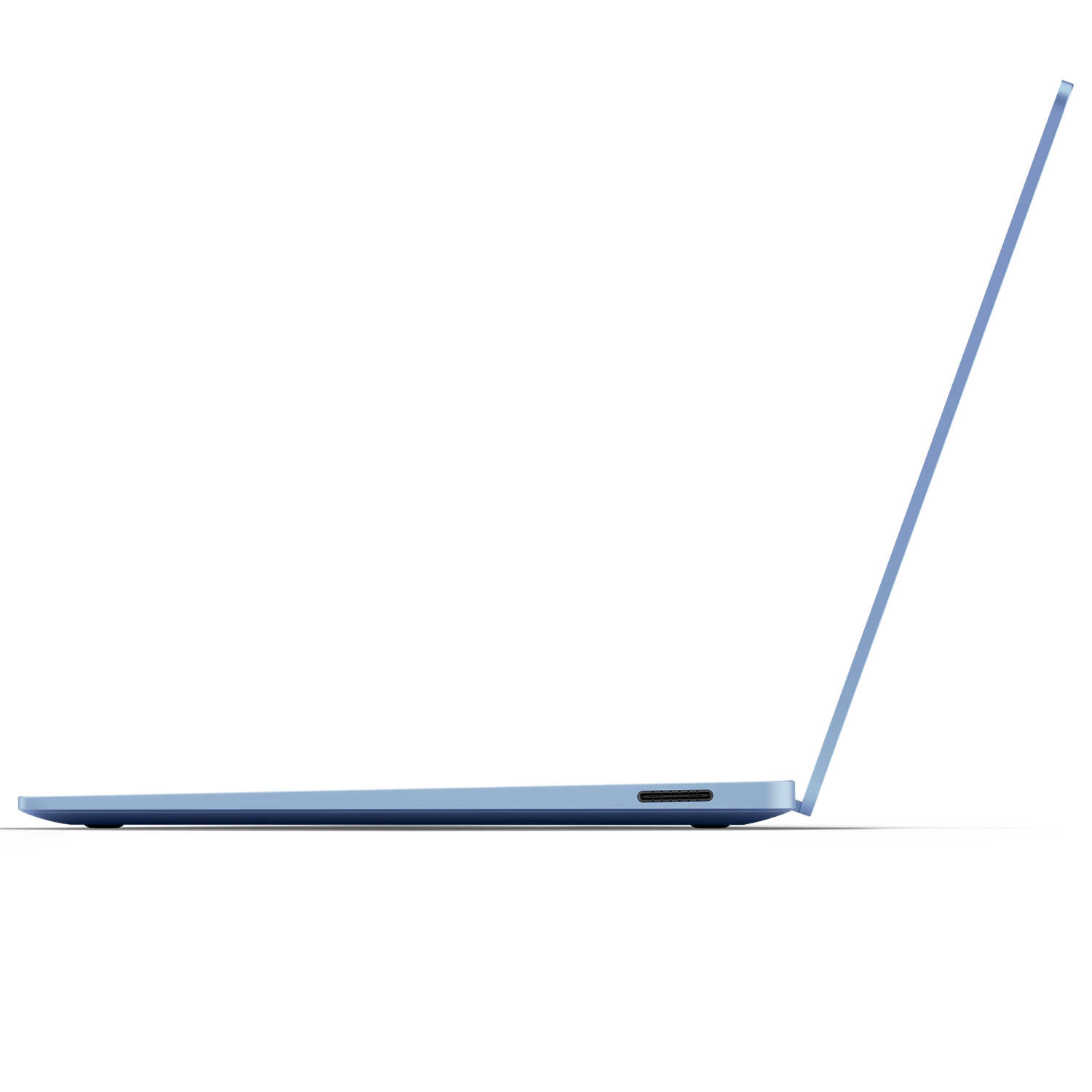 Zijaanzicht van een lichtblauwe laptop met het scherm open, witte achtergrond.