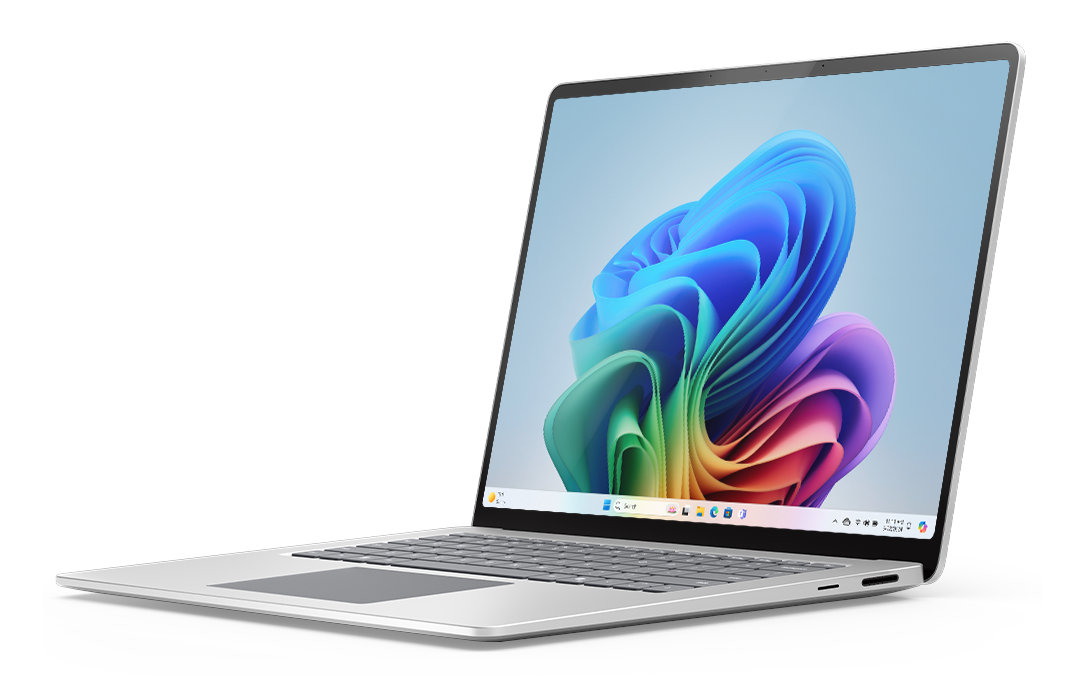 Srebrny laptop z kolorowym, abstrakcyjnym tłem na ekranie, na białym tle.