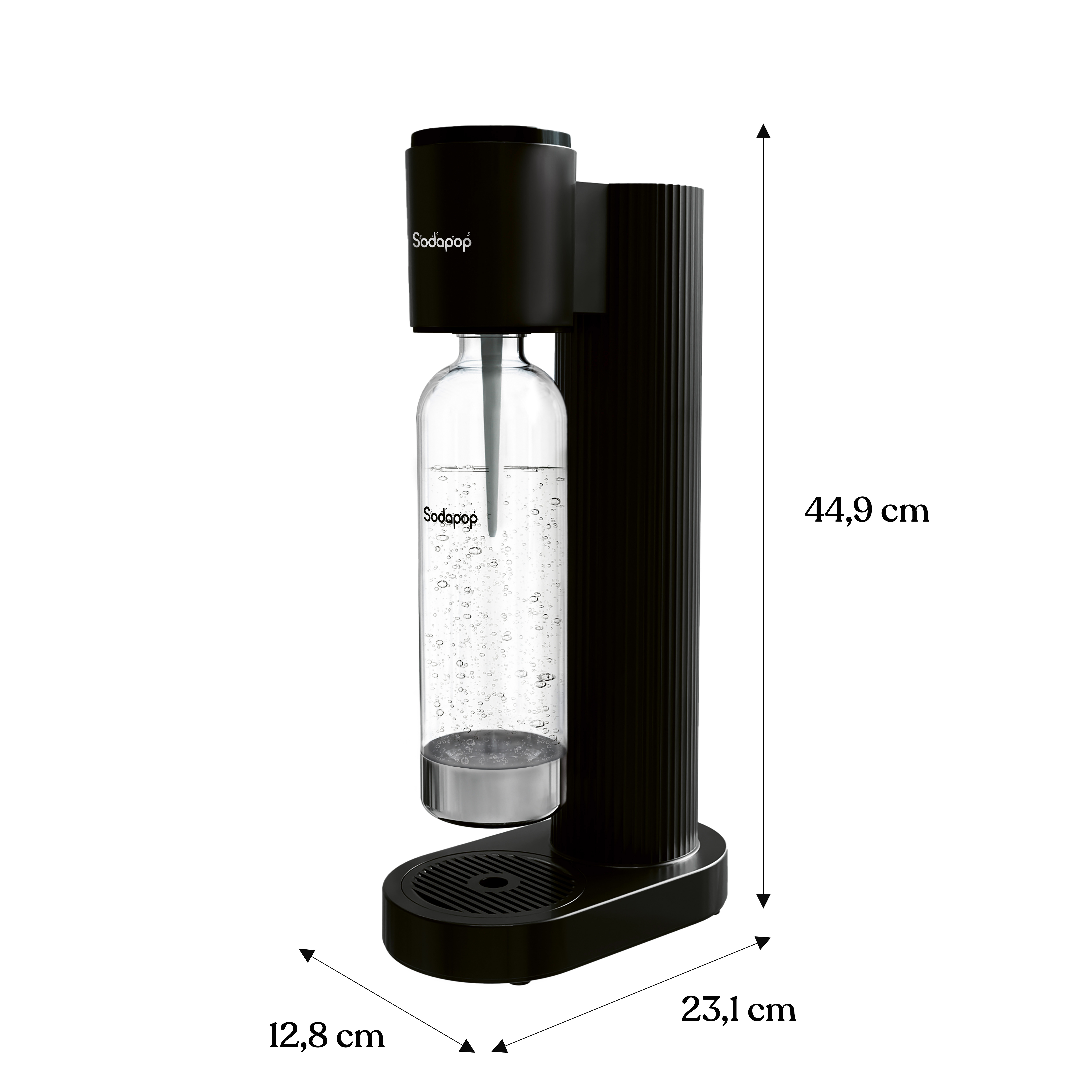 Schwarzer Sodapop-Soda-Maker. Eine klare Flasche befindet sich in der Maschine. Die Abmessungen sind angegeben.