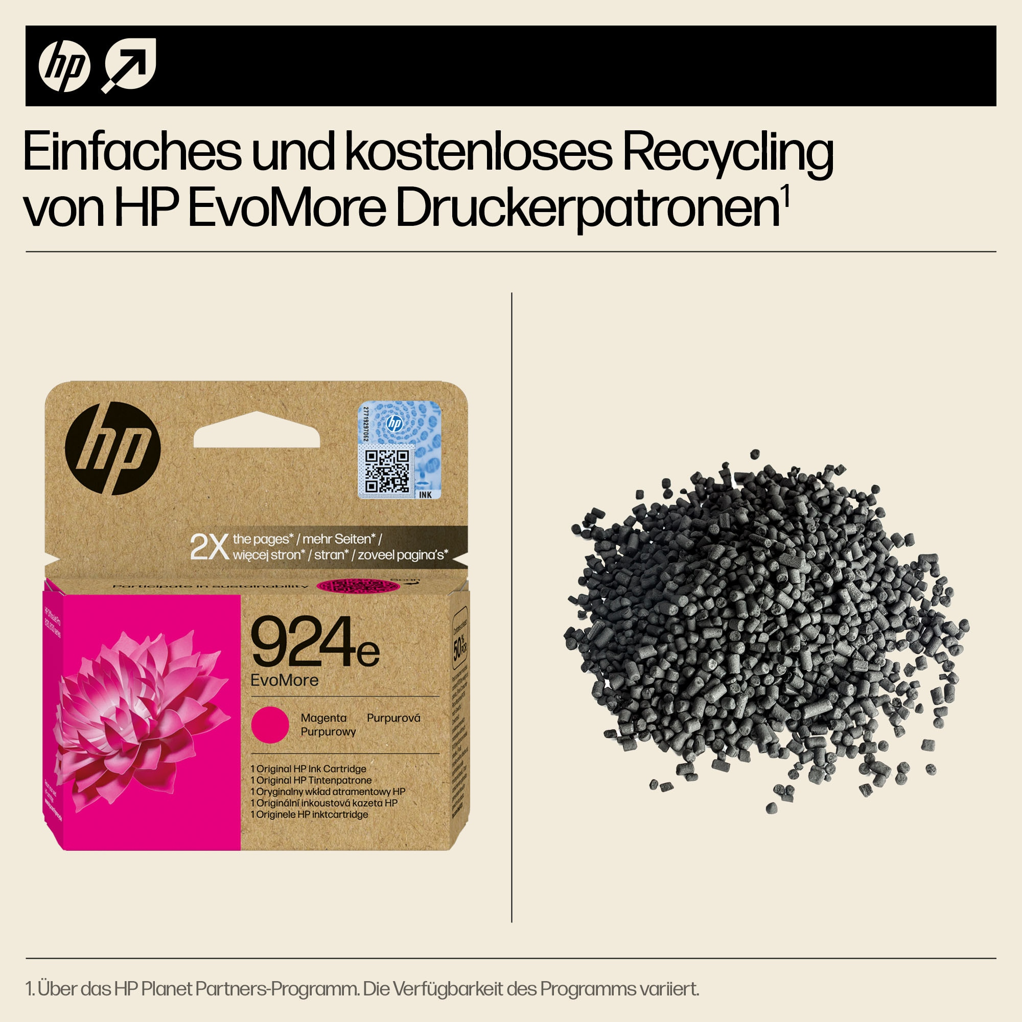 Eine Schachtel mit HP EvoMore Tintenpatronen und ein Haufen schwarzer Tinte auf beigem Grund.