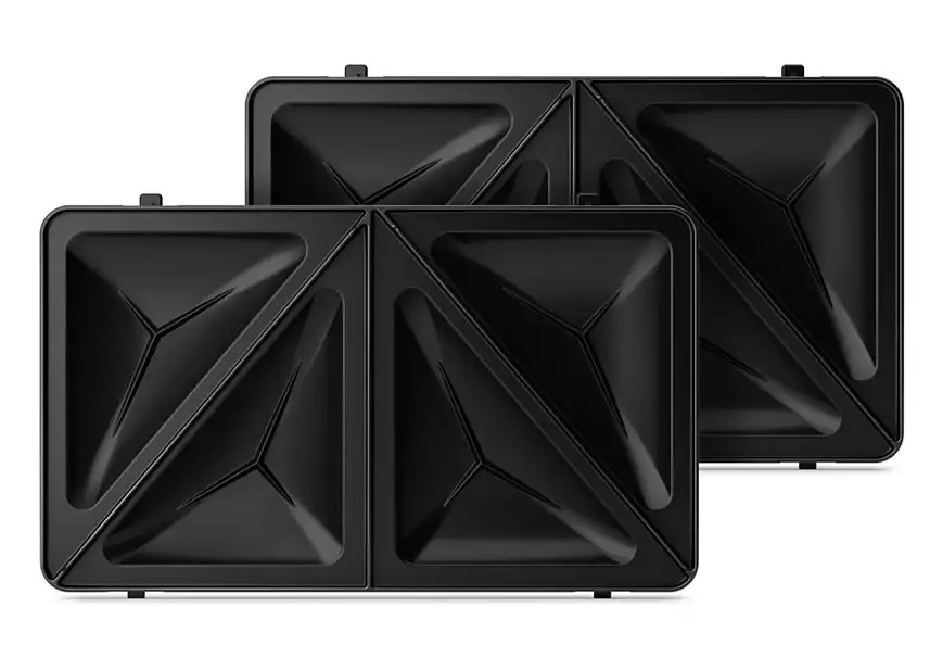 Pokazano dwie czarne opiekacze do kanapek, z otwartymi powierzchniami i skierowanymi od widza.