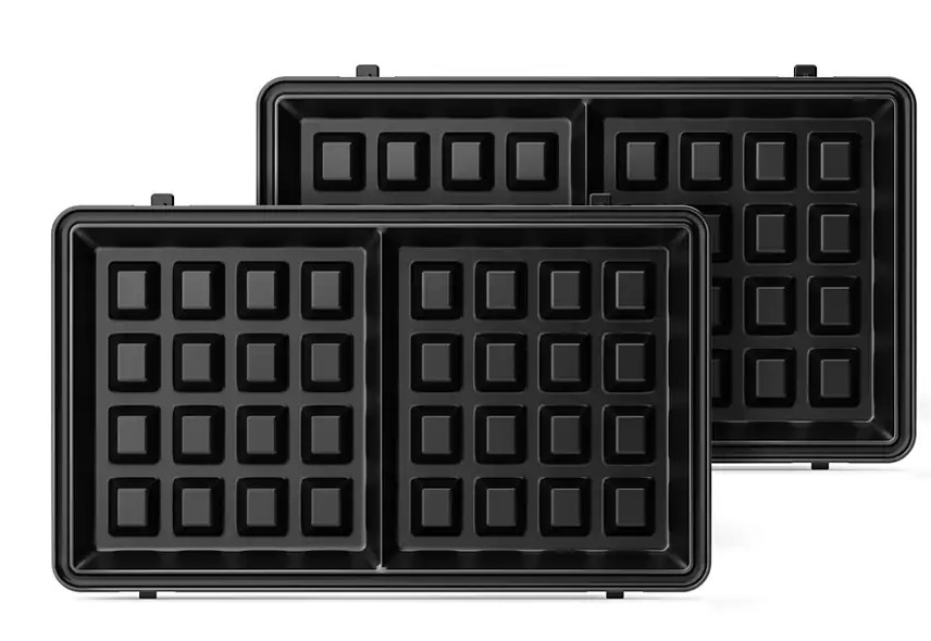 Dwie czarne gofrownice, widok z góry, na białym tle. Gofrownice są puste.