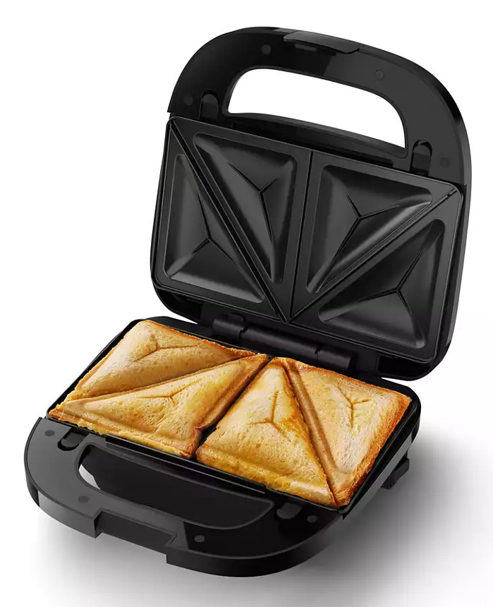 Czarny opiekacz do kanapek, otwarty z dwoma kanapkami. Białe tło.