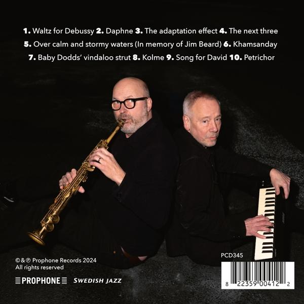 Zwei Männer mit Saxophon und Akkordeon. Eine CD-Hülle mit einer Liste von Songs auf der Rückseite.