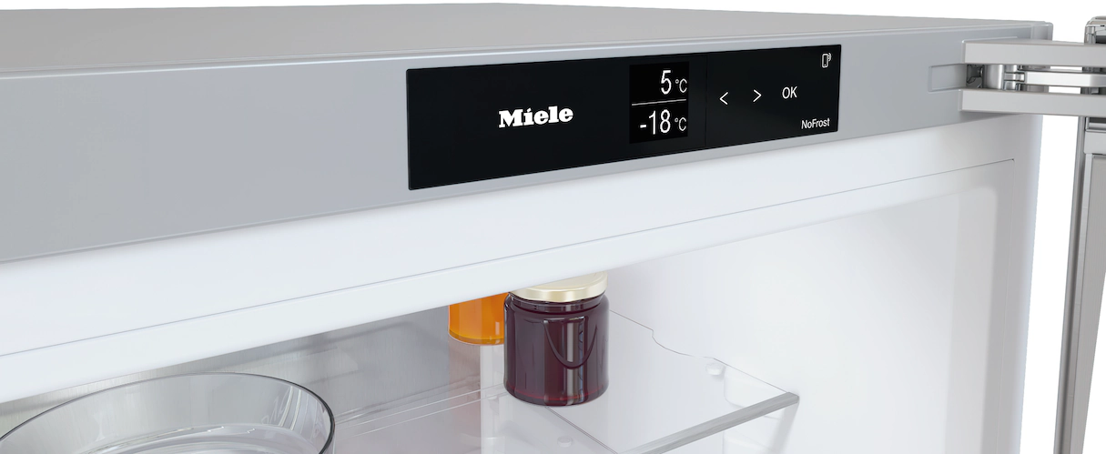 Kühlschrankinnenraum mit Miele-Anzeige, Gläsern und Glasbehältern auf Regalen.