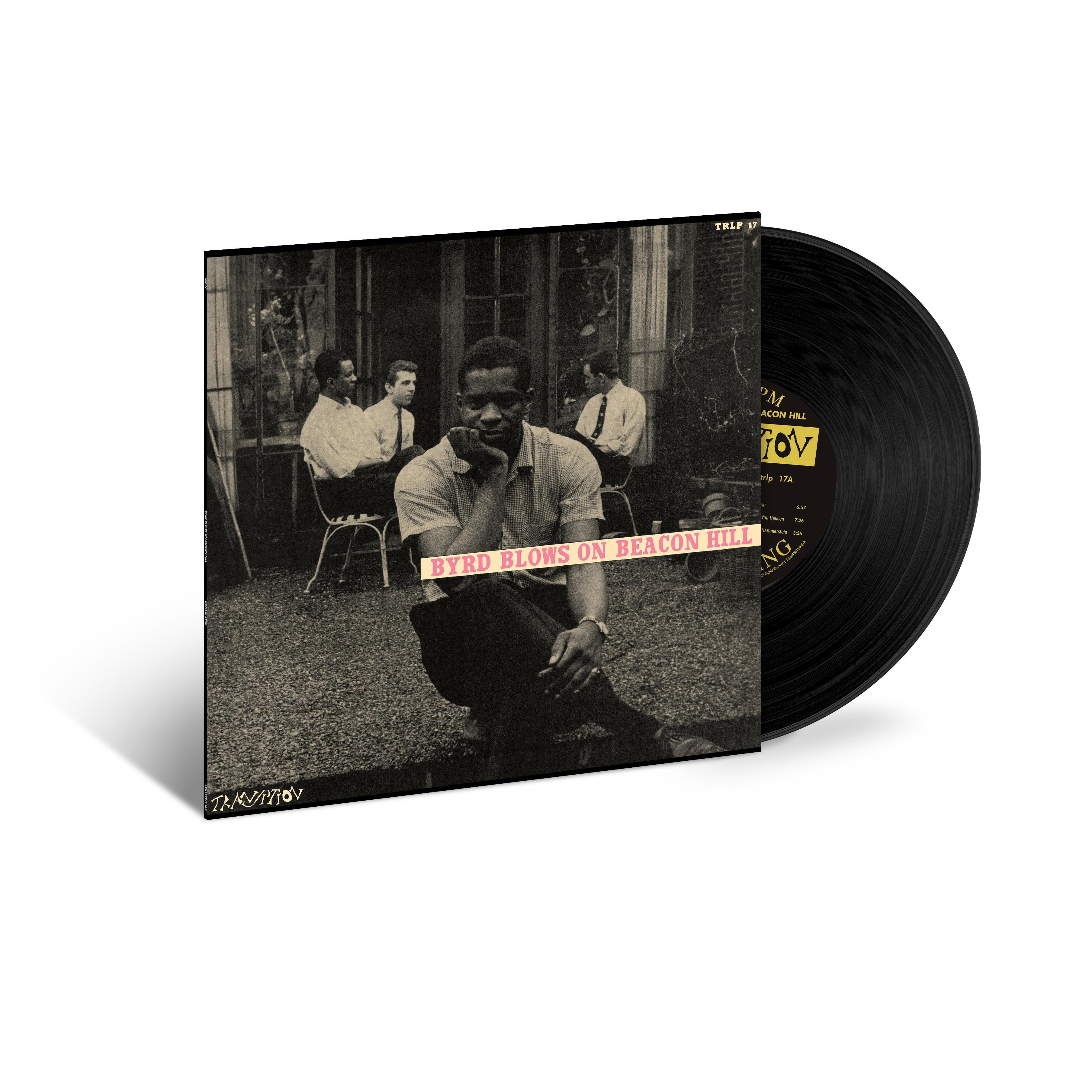 Vinyl-Schallplatte und Albumcover. Schwarz-Weiß-Foto eines Mannes, der draußen sitzt.