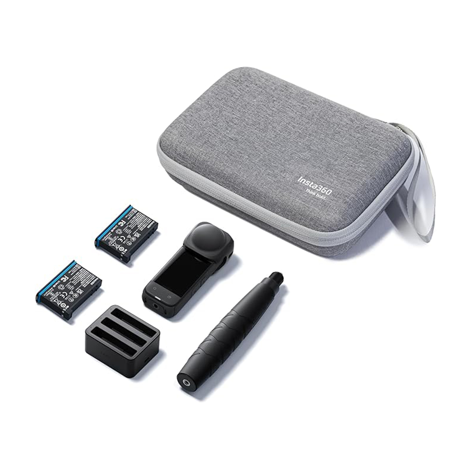 Accessori fotocamera Insta360: fotocamera, caricatore, batterie e bastone per selfie, tutto su sfondo bianco.