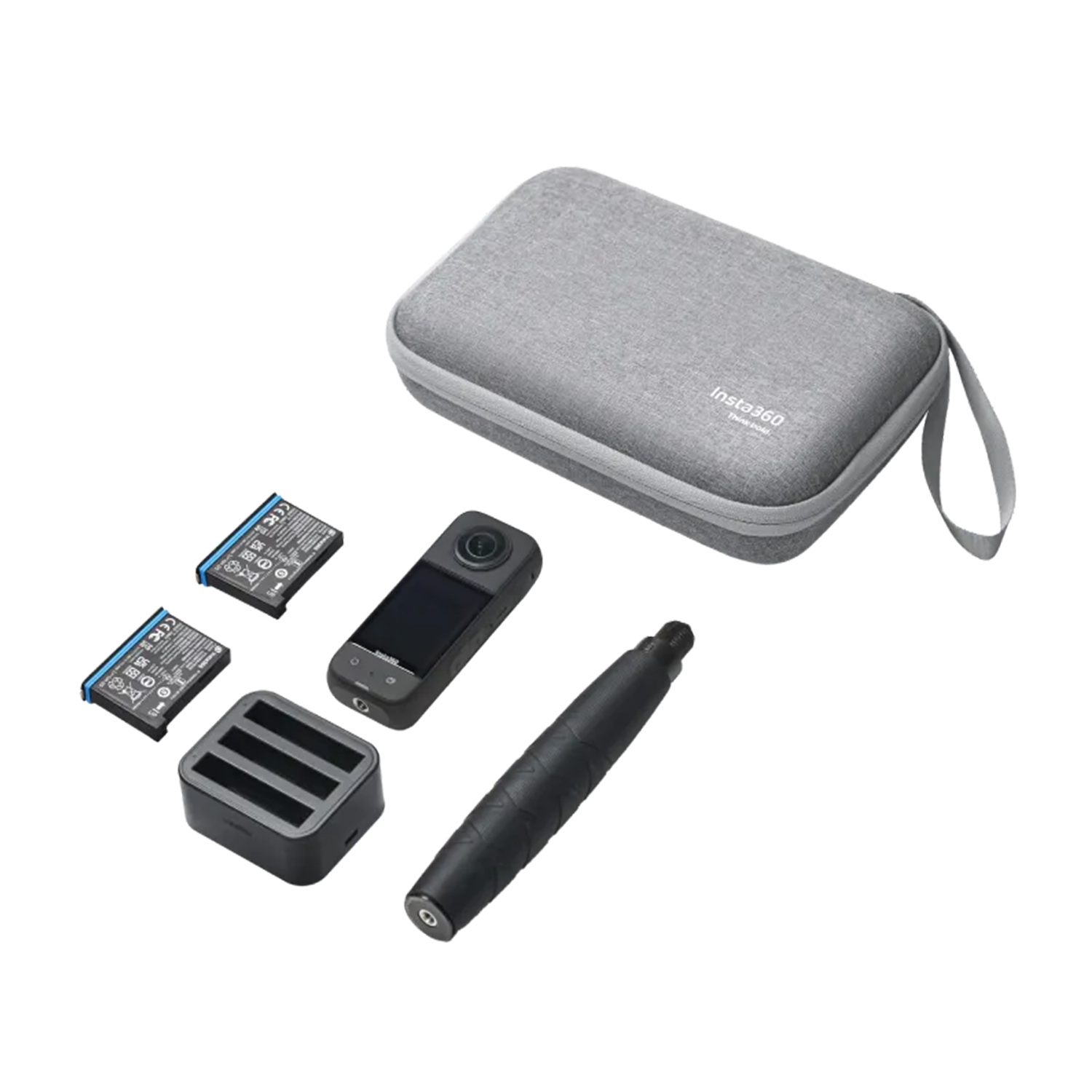 Un set di una fotocamera, due batterie, un caricabatterie e una custodia grigia su sfondo bianco.