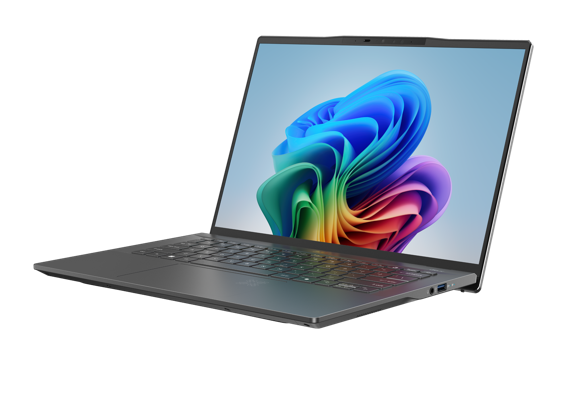 Laptop mit Bildschirm mit farbenfroher abstrakter Kunst, Winkelansicht, weißer Hintergrund.