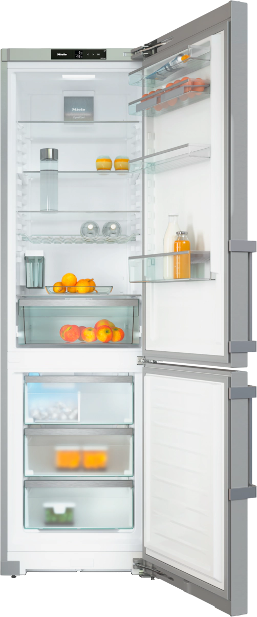 Interno di un frigorifero con porte aperte, pieno di ripiani, cassetti e generi alimentari.