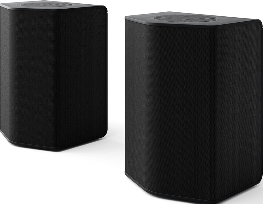 Deux enceintes noires, en angle, sur une surface blanche, surface texturée.