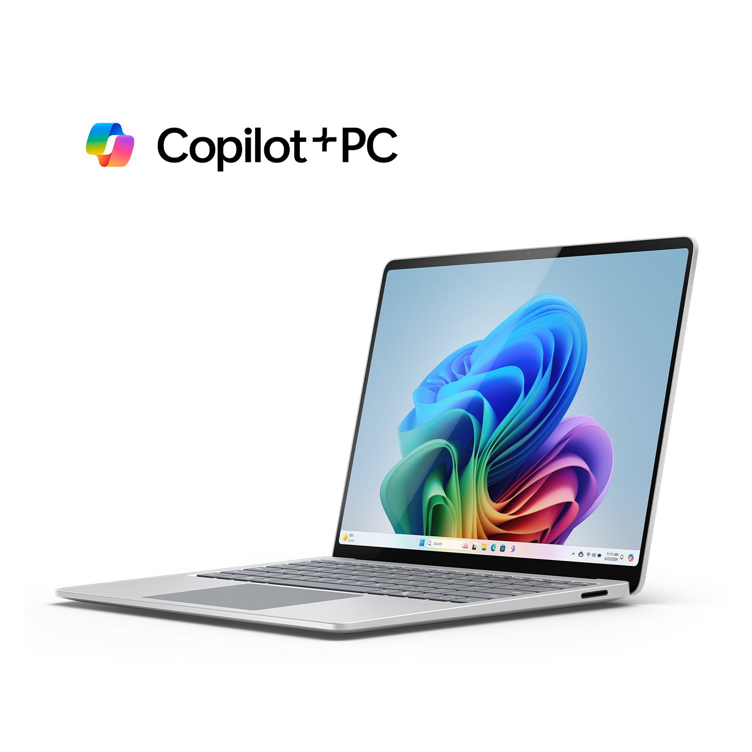 Laptop argentato con schermo aperto. Logo CoPilot+PC in alto a sinistra. Sfondo bianco.