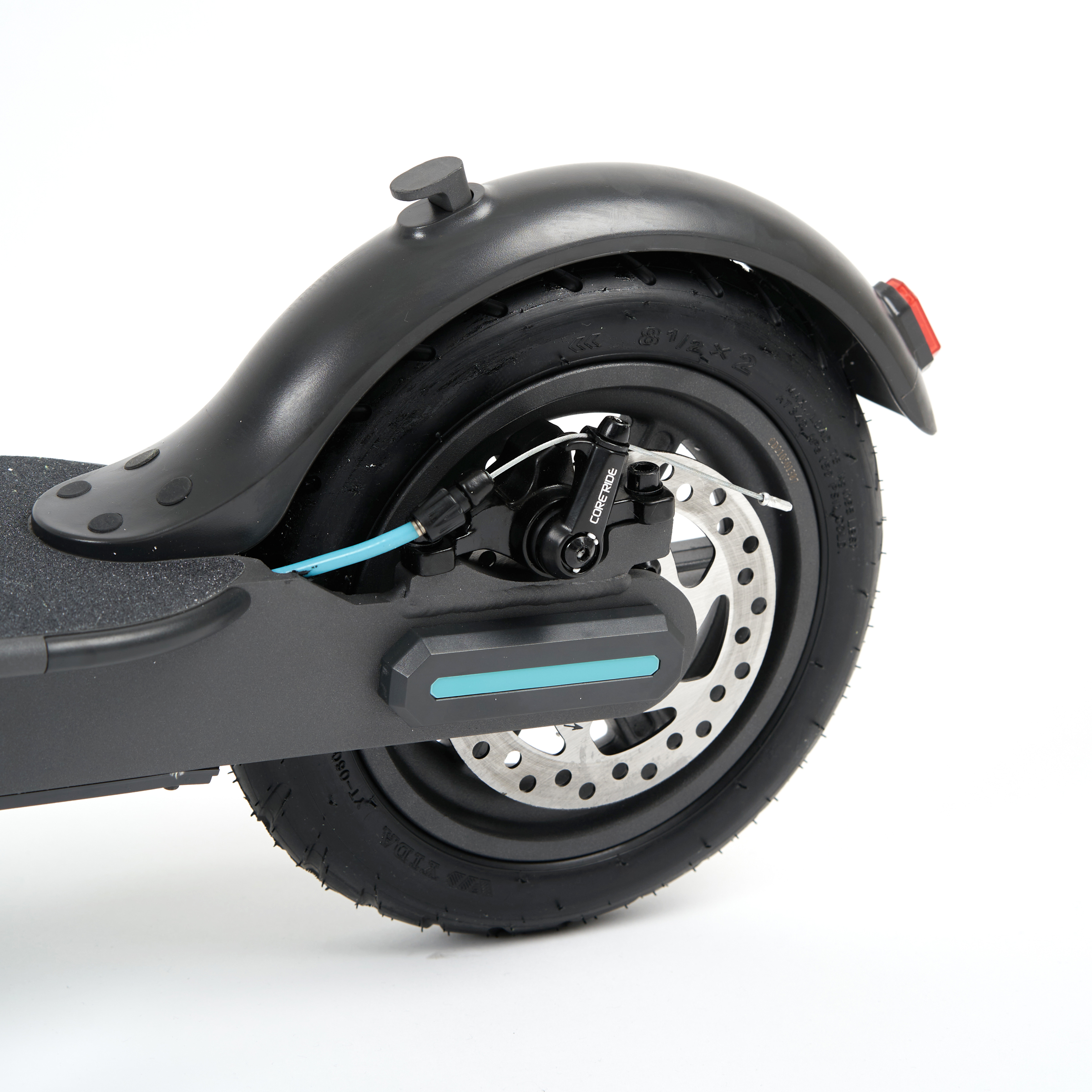 Koło hulajnogi elektrycznej z hamulcem tarczowym. Czarny i srebrny, białe tło.