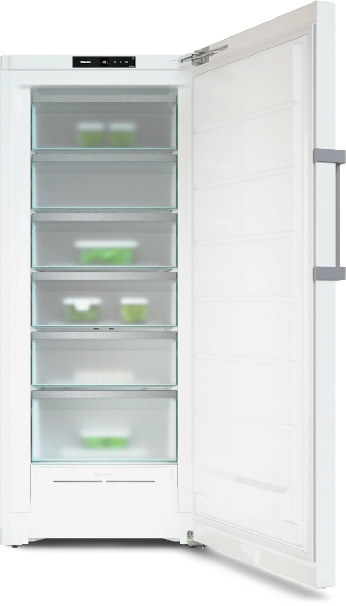 Weißer Gefrierschrank, offen, mit Glasböden und grünem Inhalt.