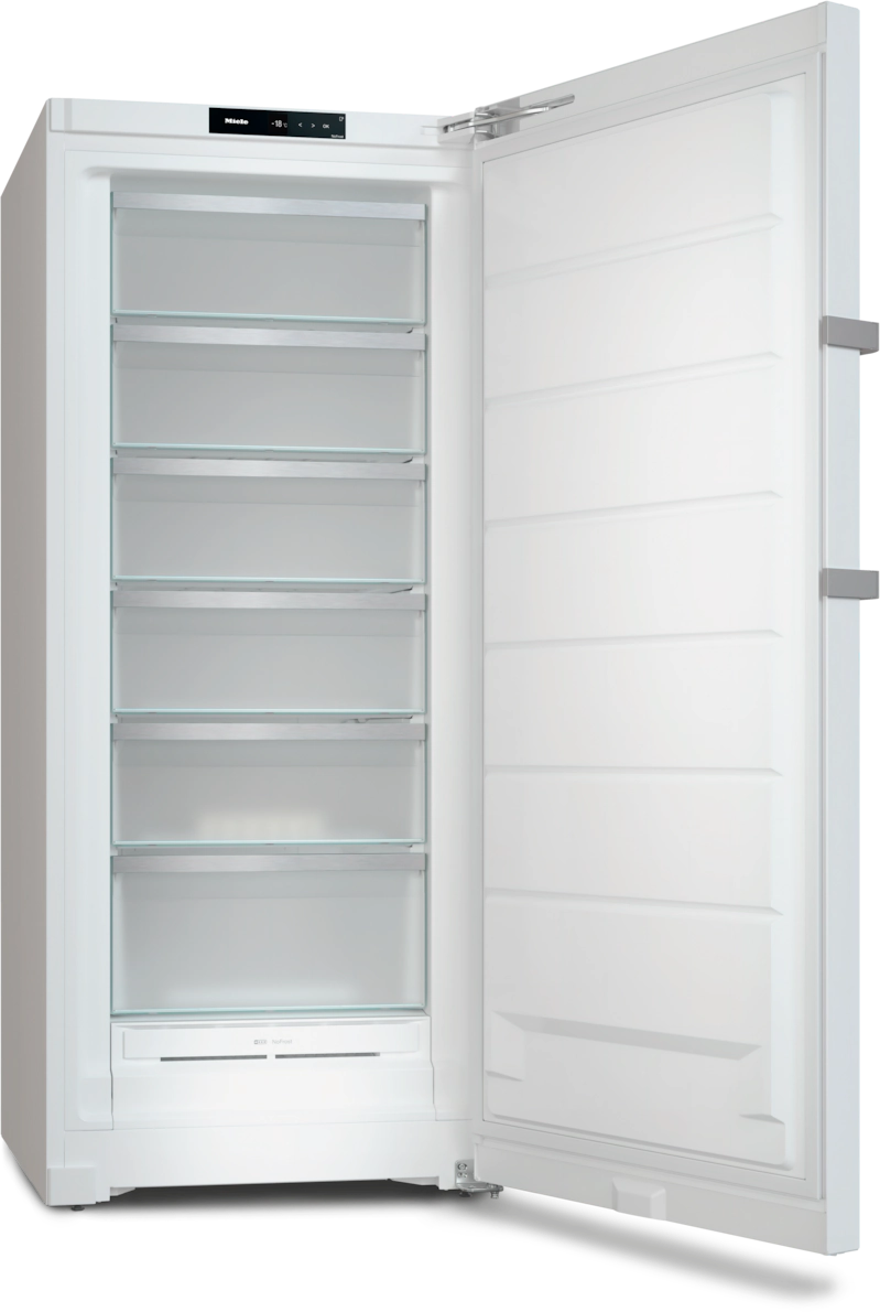 Weißer Kühlschrank mit offener Tür, Glasböden sichtbar.