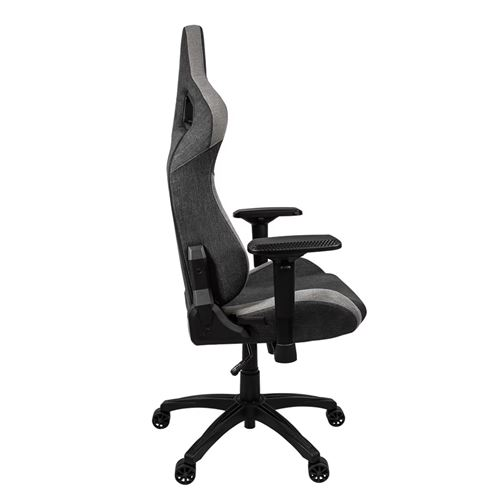 Vista lateral de una silla gamer gris y negra. Cuatro ruedas y reposabrazos negros.