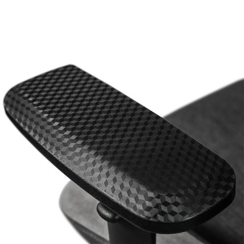 Apoyabrazos negro con patrón geométrico, parte de una silla de oficina.