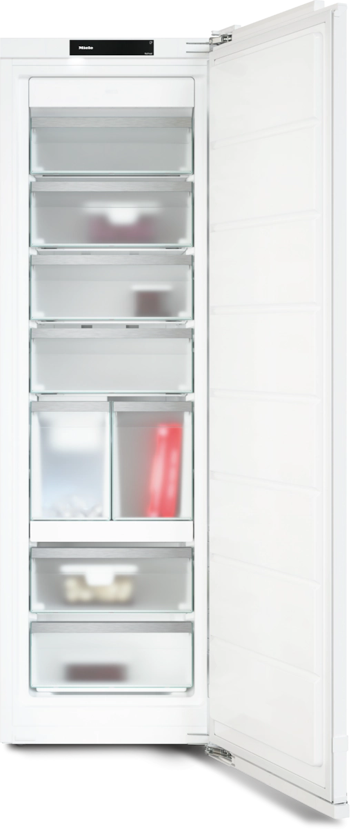 Weißer Kühlschrank mit offener Tür, Schubladen mit Inhalt zeigend.