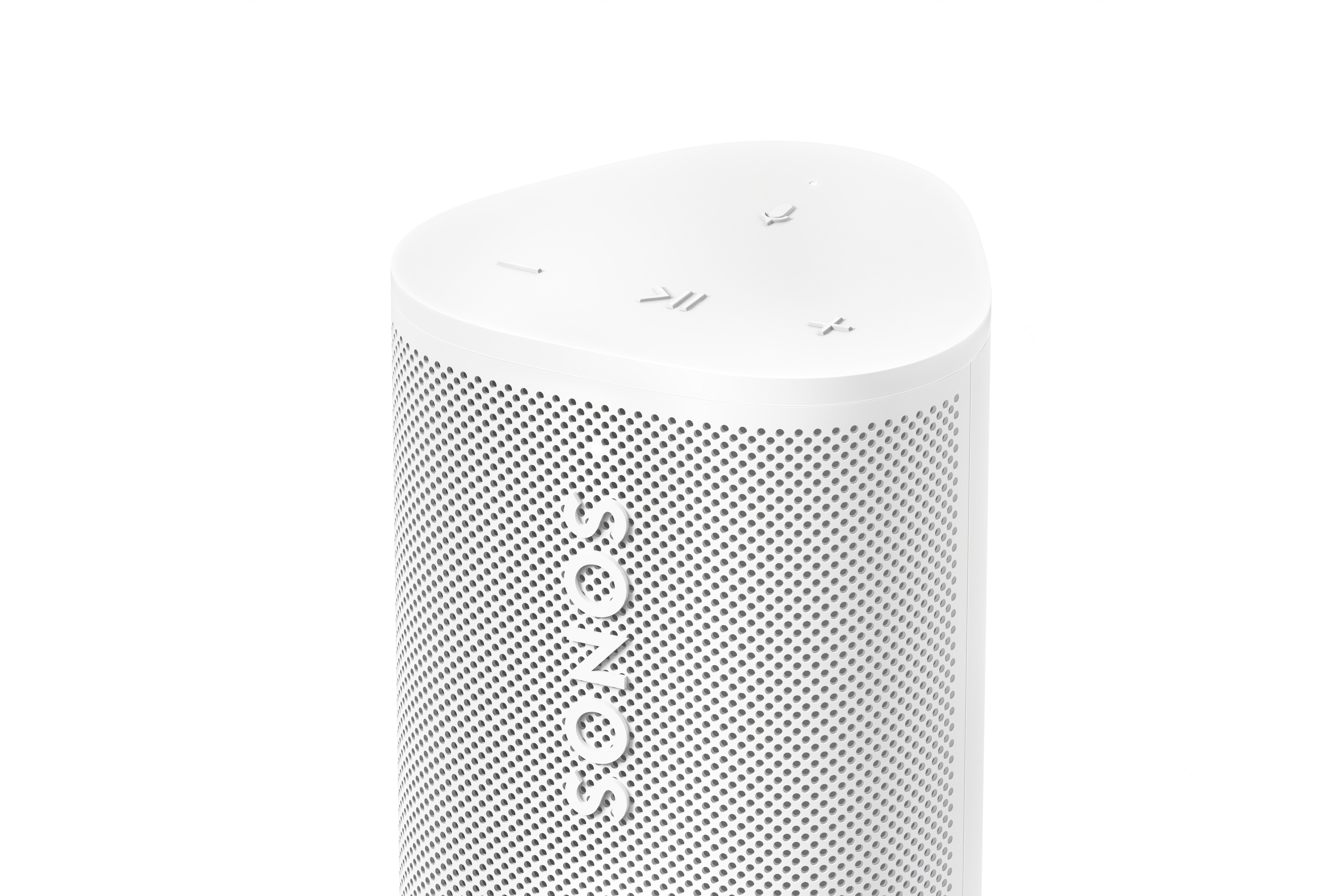 Weißer Sonos-Lautsprecher mit perforiertem Gehäuse und Bedienelementen oben, isoliert auf weißem Hintergrund.