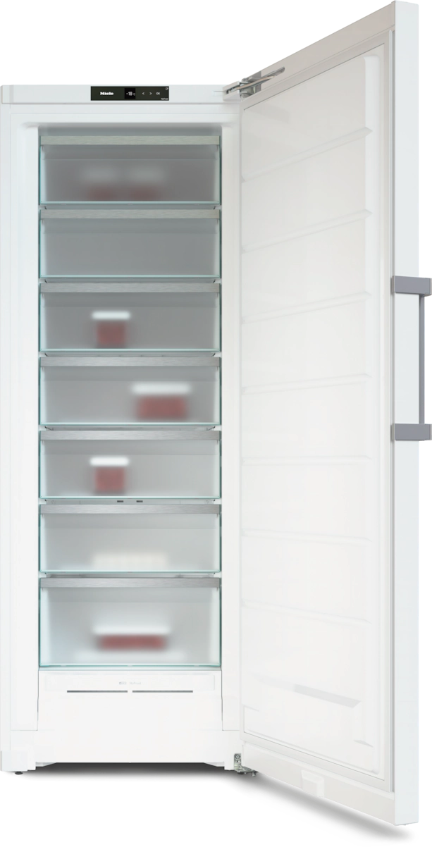 Weißer Kühlschrank mit offener Tür, zeigt mehrere Regale und rote Gegenstände im Inneren.