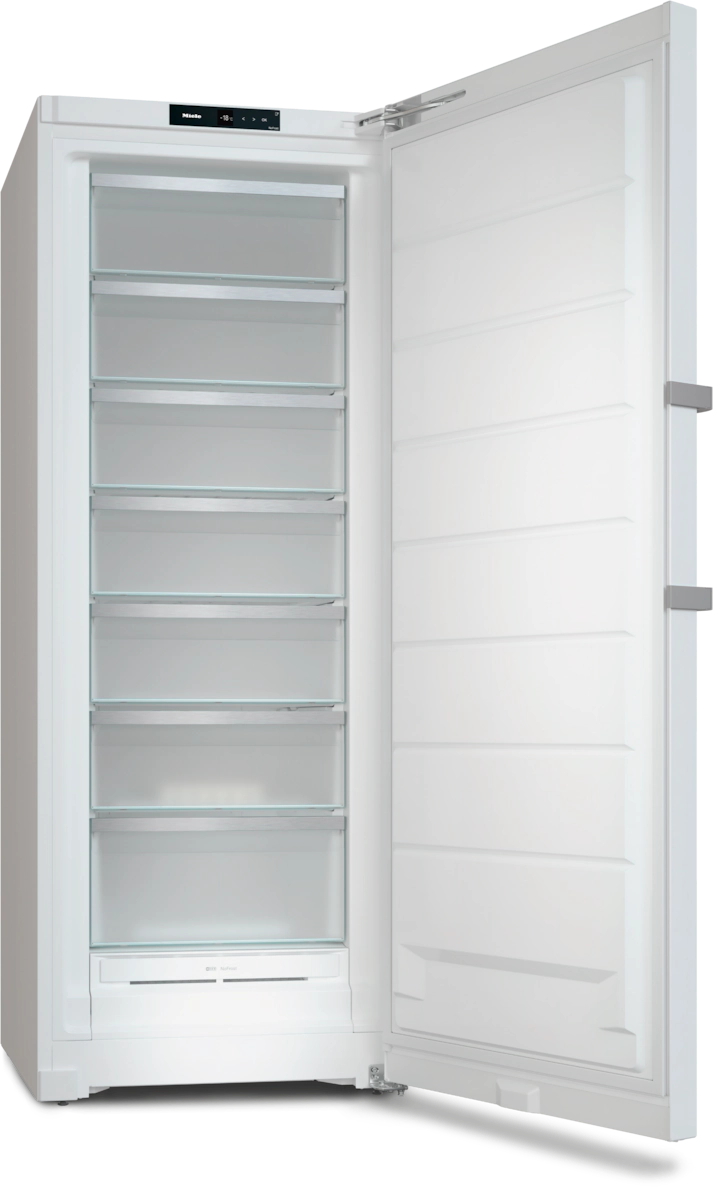 Weißer Gefrierschrank, Tür offen. Innenraum mit Glasböden sichtbar. Weißer Hintergrund.